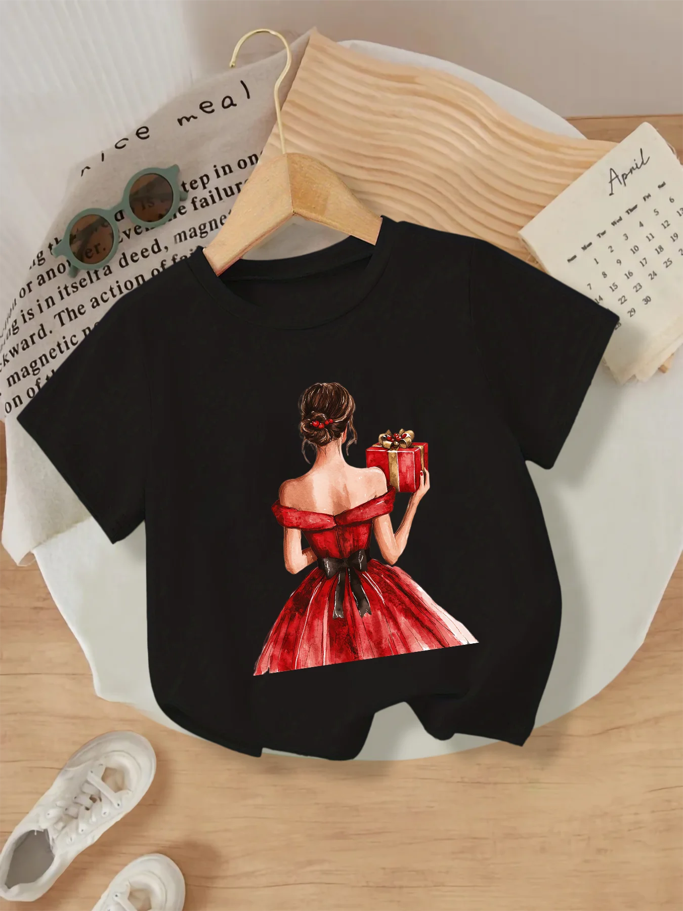 

Летние девушки черного цвета с короткими рукавами, девушки в красном платье с мультяшным принтом, подходят для повседневных путешествий