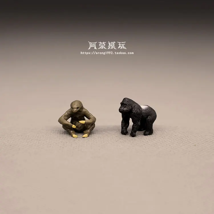 نماذج حيوانات برية مصغرة ذات مناظر طبيعية صغيرة بحجم الجيب. تماثيل غوريلا صغيرة على شكل كسل فضي. المقتنيات المصغرة.