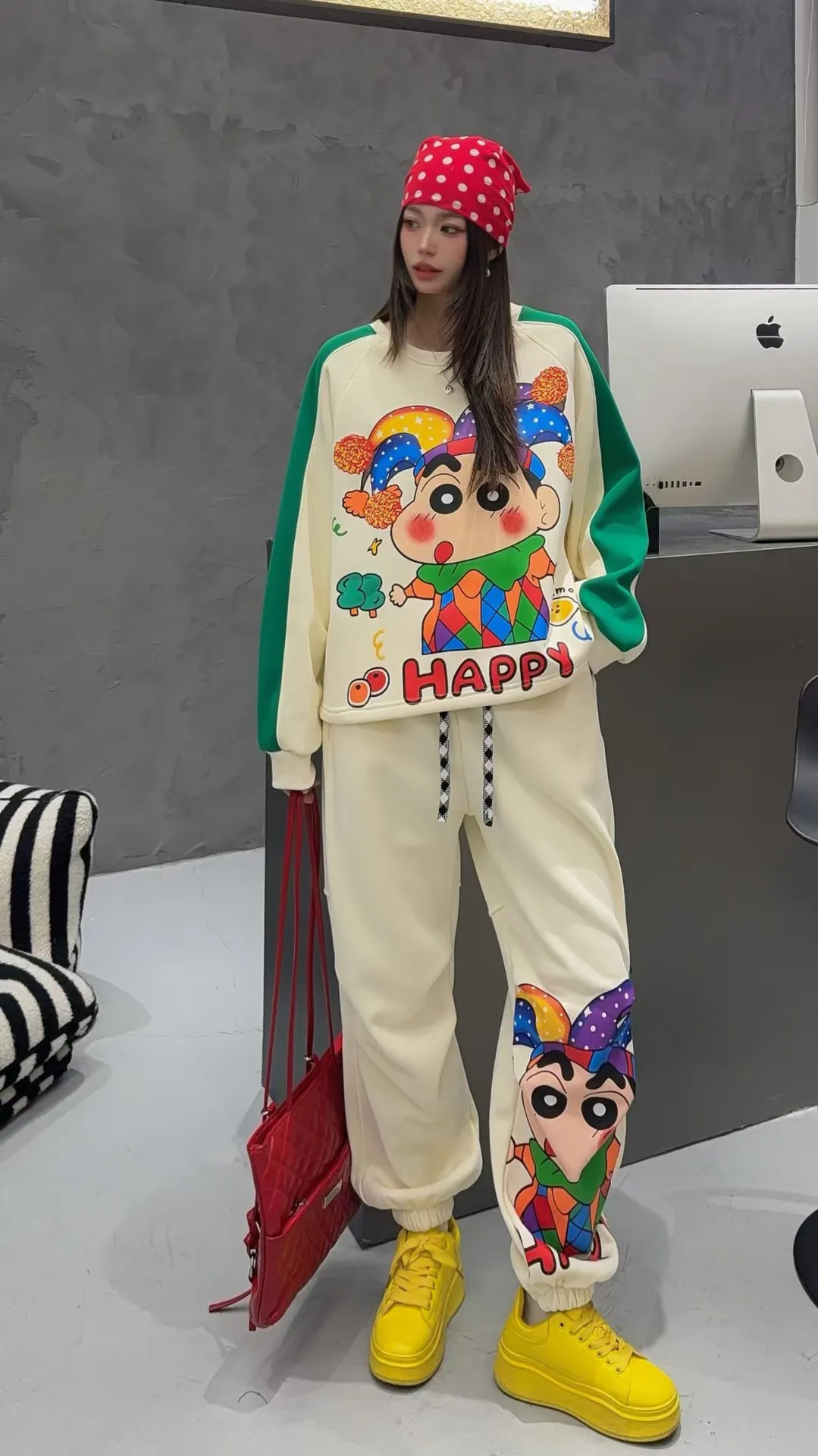 Novo conjunto de duas peças Crayon Shin-chan – feminino emendado contraste cor espartilho suéter moletom solto preguiçoso vibração roupa de desviando de idade