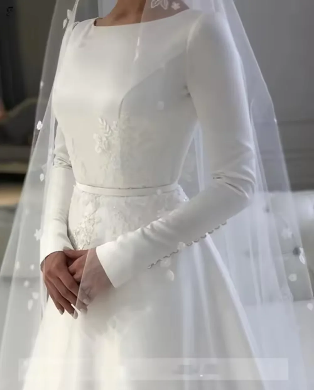 2025年ヴィンテージムスリムウェディングドレス サテン Oネック ボタン レースアップリケ アラビア風サテン Aライン 花嫁 ブライダルガウン ウェディングドレス