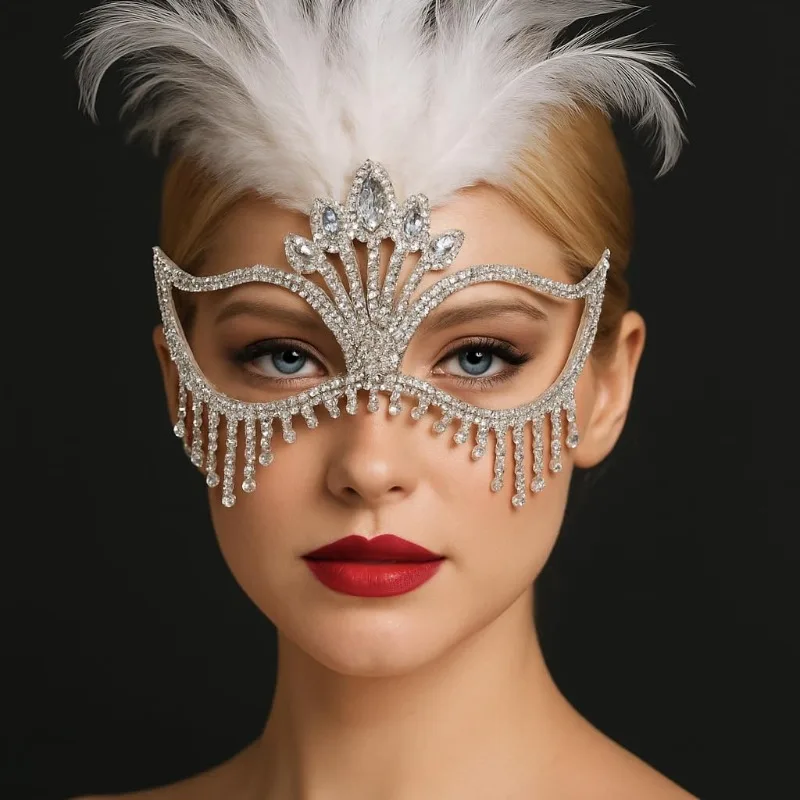 Maschera di piume per donna, maschera in maschera argento con strass e piume, copricapo scintillante per maschera da festa in costume di Mardi Gras