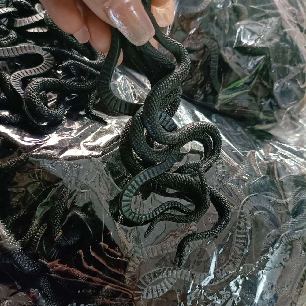 20 pezzi serpenti di gomma giocattoli di serpenti finti per oggetti di scena da giardino per mantenere gli uccelli lontani decorazione di Halloween giocattoli di scherzo bomboniere