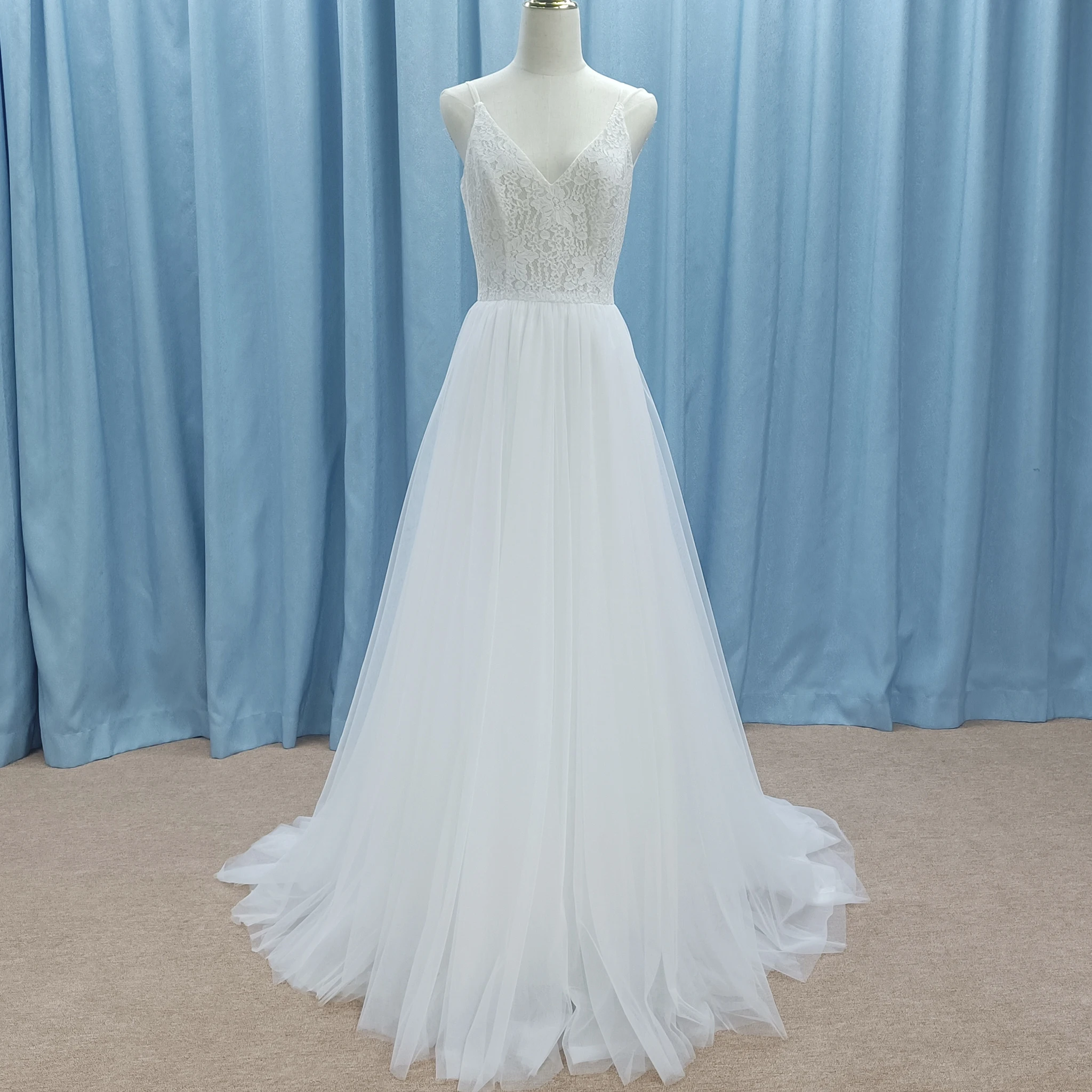 โรซีเม่ชุดแต่งงานผ้าทูลล์คอวีเรียบง่ายพร้อมสายสปาเก็ตตี้ชุดเจ้าสาวที่สง่างาม