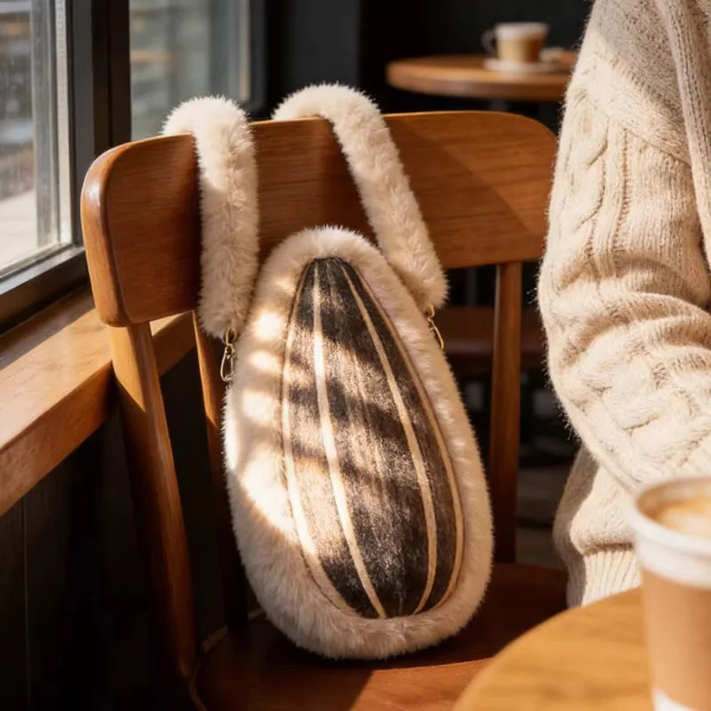 창의적이고 귀여운 털복숭이 거대 씨앗 크로스백 가을 겨울 따뜻한 패션 숄더 디자인 독특한 캐주얼 핸드백 여성용 사랑스러운 신상품