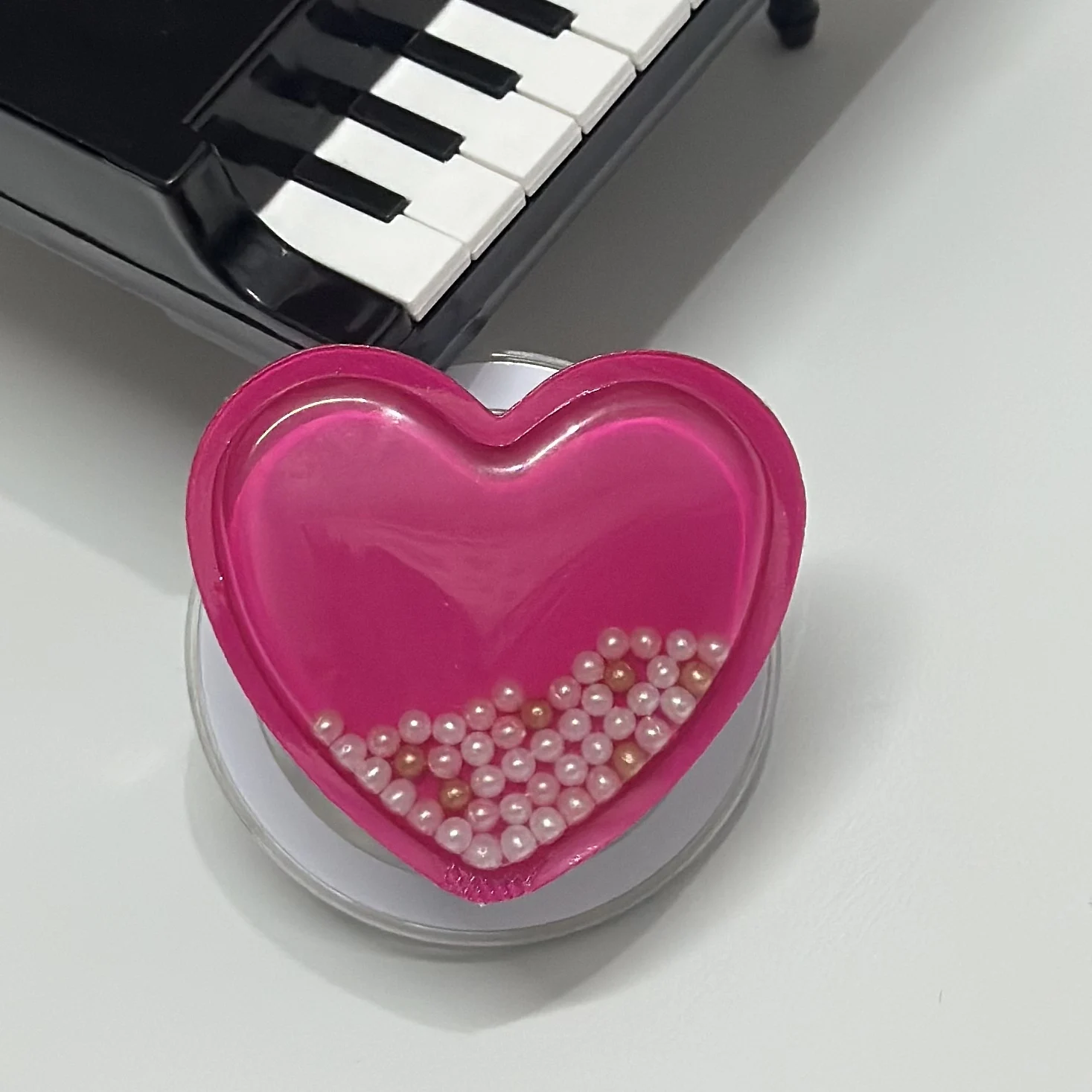 Nowy magnetyczny uchwyt na telefon Ins w kształcie serca, z efektem ruchu piasku, popularny na całym świecie, jest kochany przez każdego.