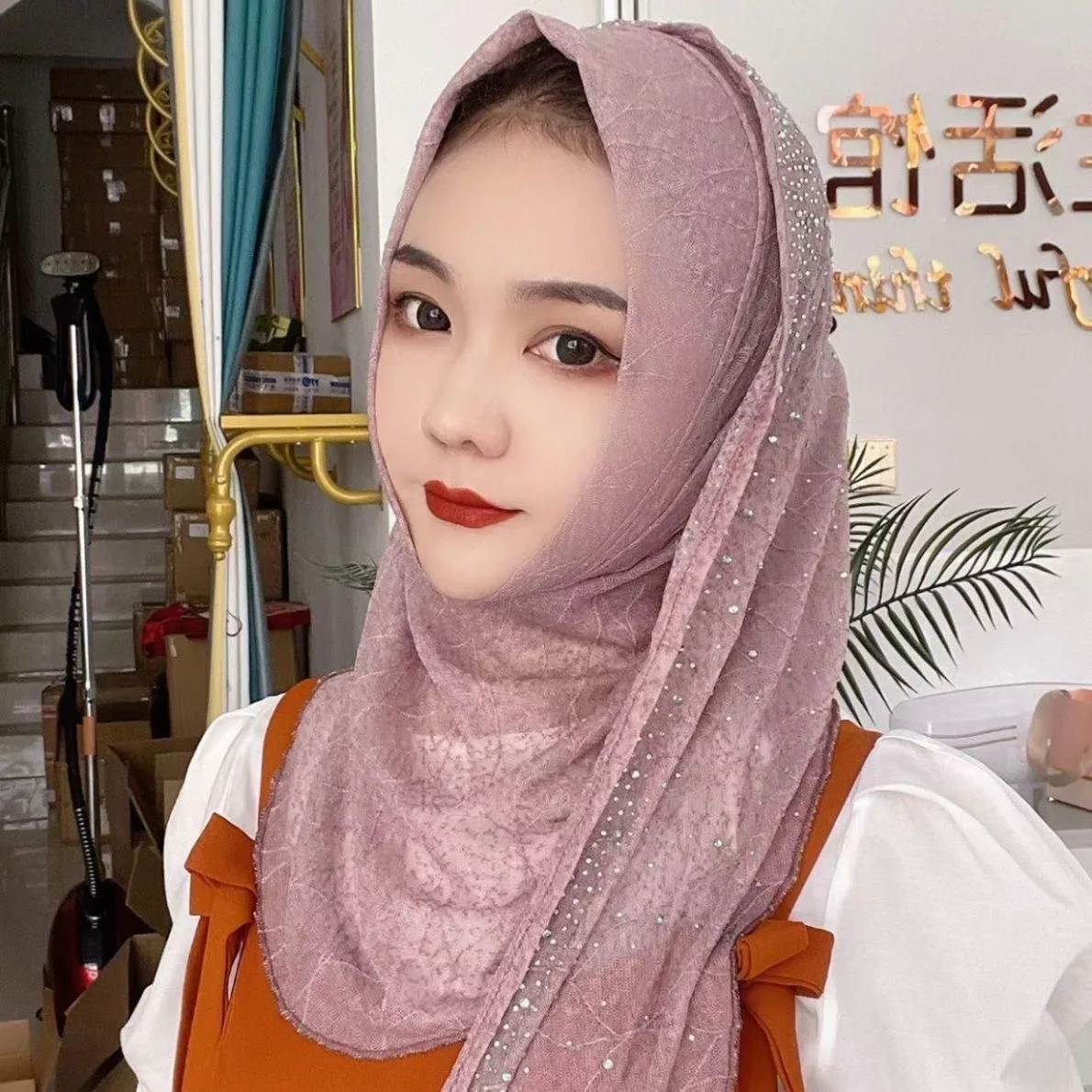 

The new lace-wrapped headscarf with rhinestones is a Rhein Muslim side-sewn headscarf that can be worn all year round