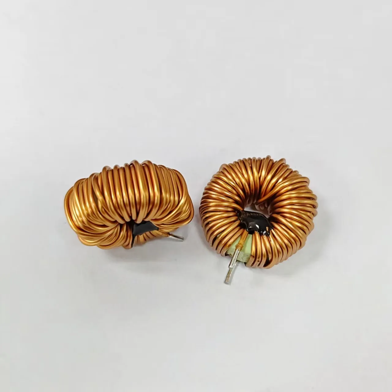 Ring common-mode inductor T80-52B with iron powder core, 1 insulated wire, 32.5Ts, 170uH, vertical type
