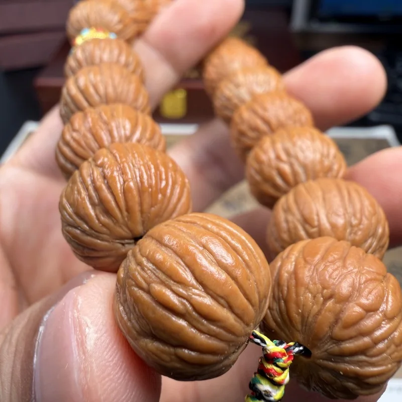 Monkey head walnut, a high-quality, intricately carved bracelet both men and women, a luxury item for collectors