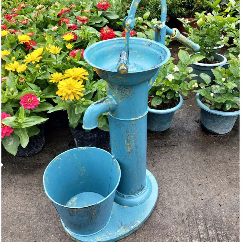 Antico blu pompa a mano ad acqua vaso di fiori fioriera a botte in metallo mangiatoia per uccelli rubinetto da bagno tetto giardino balcone