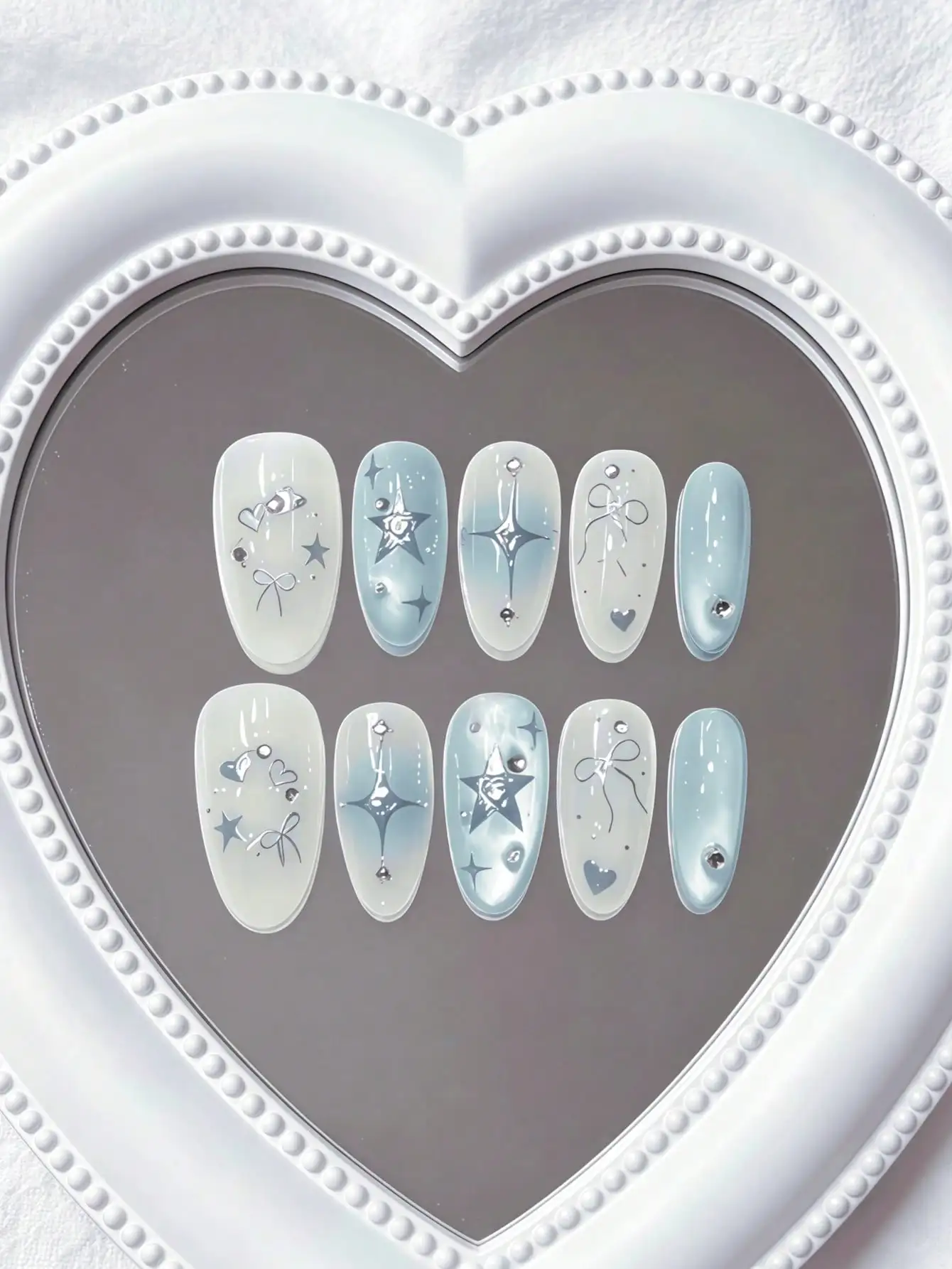 10 faux ongles faits main en forme d'amande, longueur moyenne, style peint à la main gris-bleu effet éclat de soleil, avec motifs éclat de soleil, nœud et cœur, avec dégradé et embellissements en strass, adaptés aux vacances d'été, à la saison des diplômes, aux rendez-vous, au quotidien et aux fêtes, inclut de la colle gel et une lime à ongles.