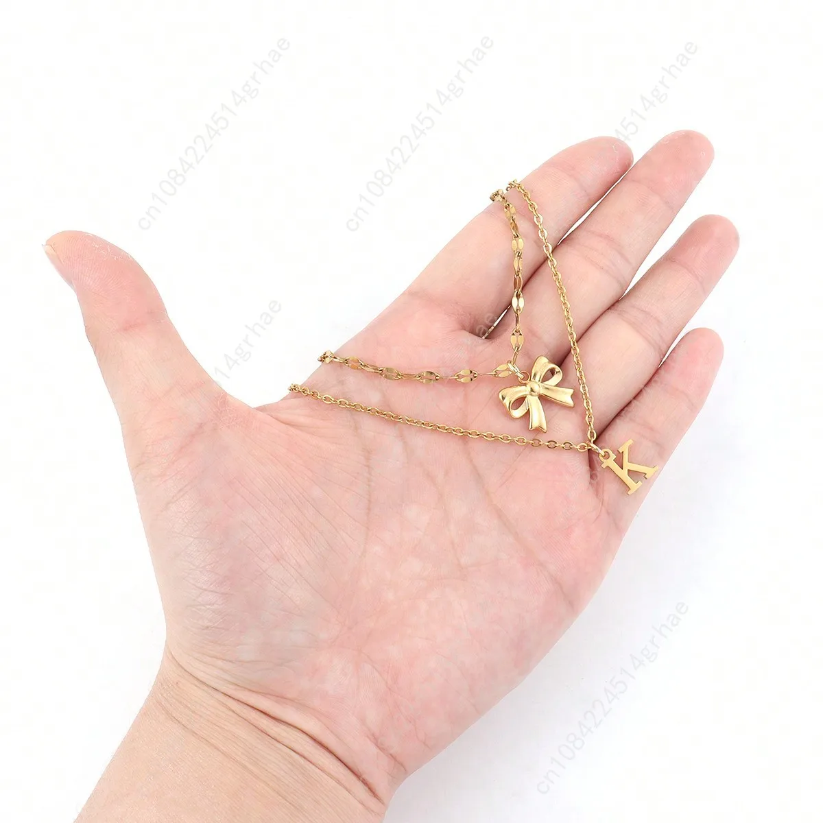 สร้อยคอแบบชั้นสแตนเลสสตีล 2 ชิ้น/ชุด สีทองคลาสสิก พร้อมจี้รูปโบว์และตัวอักษร สำหรับเป็นของขวัญวันแม่