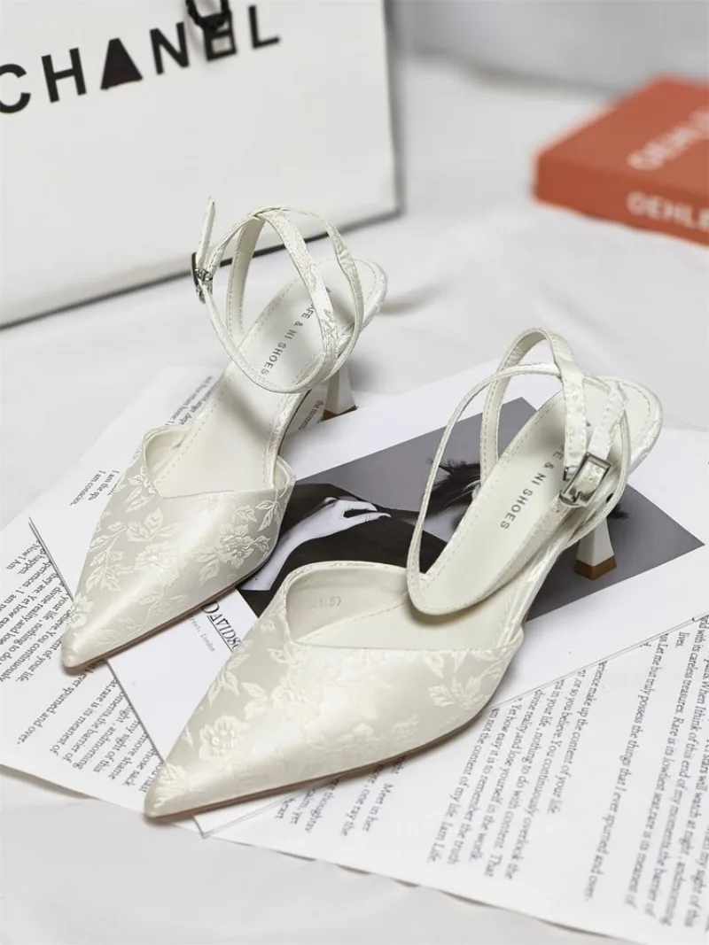 Zapatos de tacón fino de seda para mujer, calzado elegante con punta puntiaguda y correa en el tobillo, para fiesta y boda, color blanco