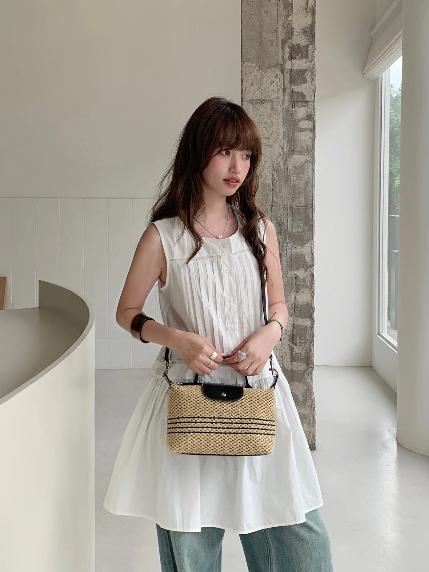fashionable-straw-woven-dumpling-shaped-handbag-commuter-shoulder-crossbody-bag-for-women-soft-leather-strap-zipper-closure