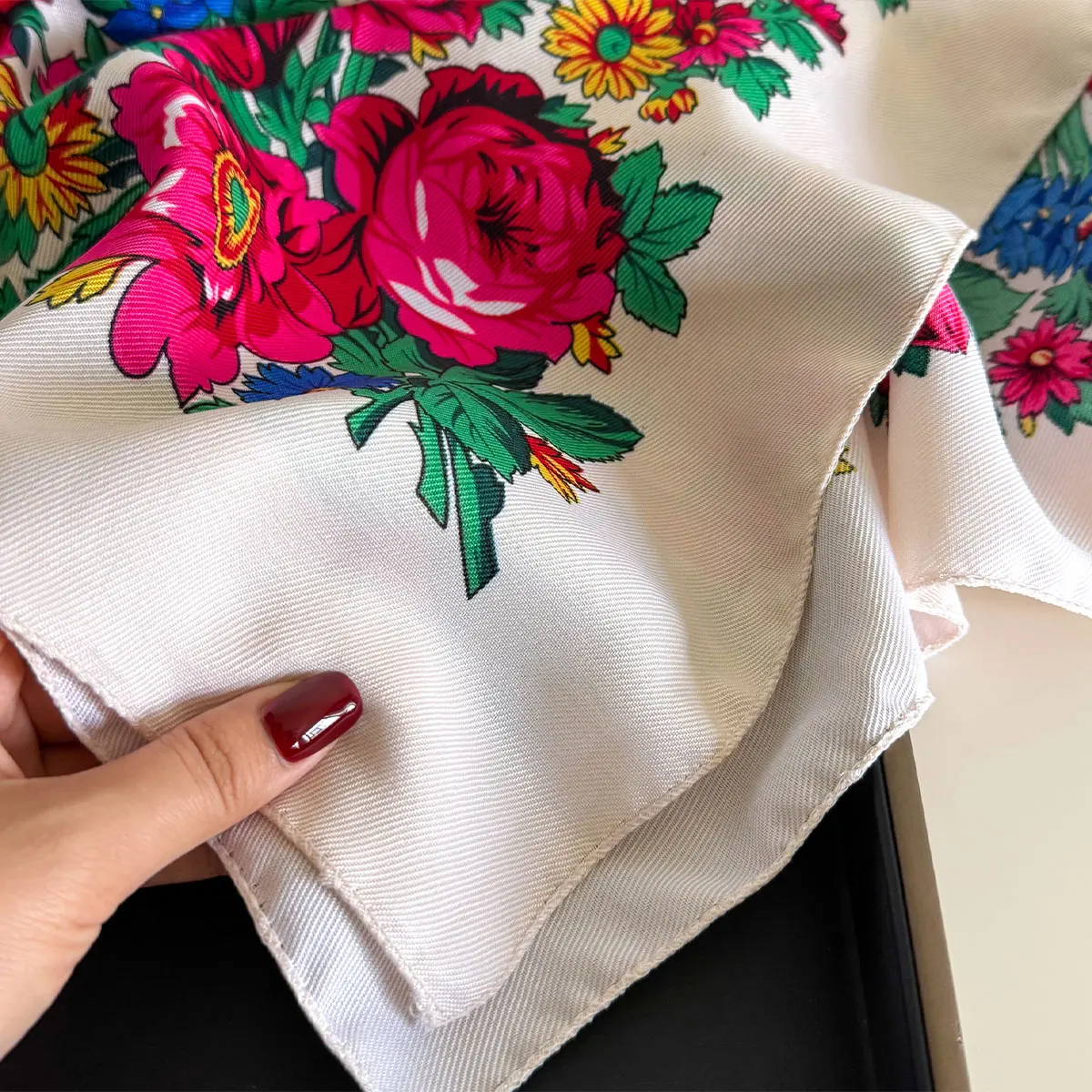 2025 Neueste 70 cm Baumwolle Blumendruck Frauen Bandanas Quadratischer Schal Mädchen Stirnband Zubehör Taschentuch Halstuch Haarschal – Detail 3