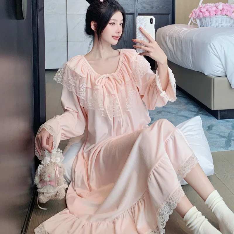 Soft sticky autumn / winter island velvet nightgown cute skin friendly home dress sweet lace lace round neck nightgown for women