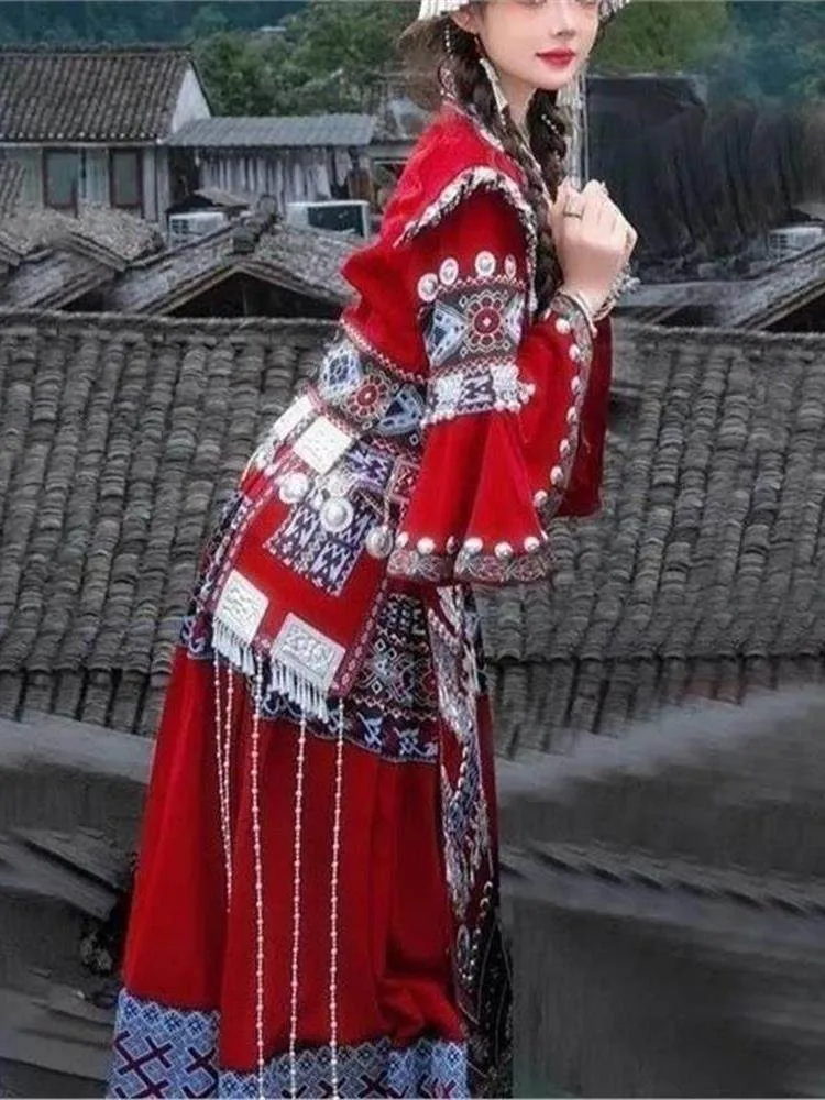 

A new four-piece set of exotic clothing for travel photography featuring long ribbons and ethnic costumes