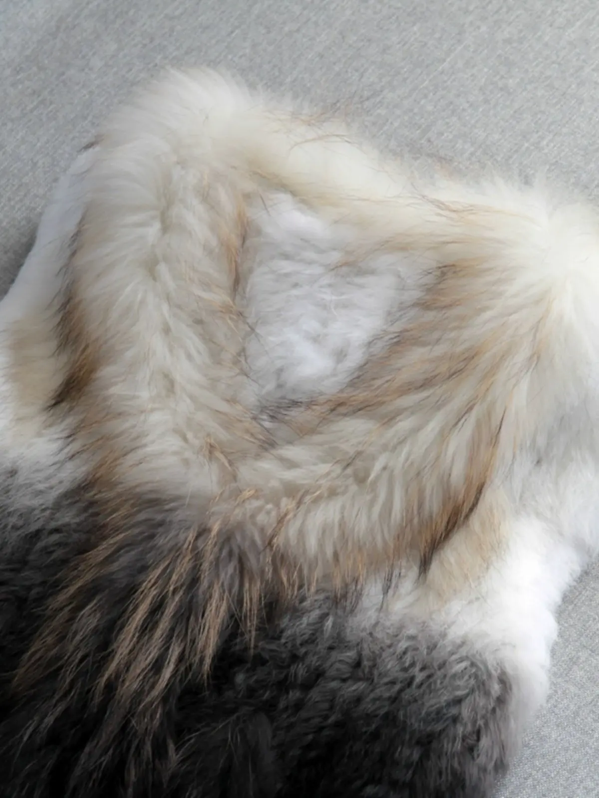 النسخة الكورية لعام 2025 من سترة منسوجة يدويًا من شعر الأرانب سترة فرو متغيرة تدريجية على الكتف وياقة من فراء الراكون سترة من فراء الموضة