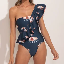 Um ombro feminino plissado de praia, moda praia, maiô estampado floral, roupas de banho estilo praia, sexo de férias, verão, 2023