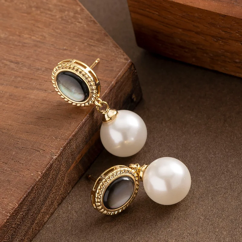 Stylish and elegant, small fragrance, drop-shaped shell pearl earrings, light luxury, fashionable, niche and high-end earrings