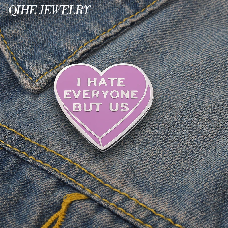 I HATE EVERYONE BUT US broche esmaltado, alfileres de Corazón Púrpura de dibujos animados, insignia de solapa de cuello, joyería de moda, regalo para niños y amigos