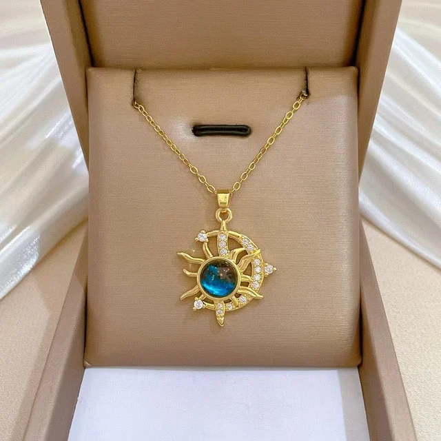 Colar Feminino Luxuoso e Elegante de Zircônia Completa com Tema Mitológico Estrela e Lua, Corrente Versátil para Clavícula