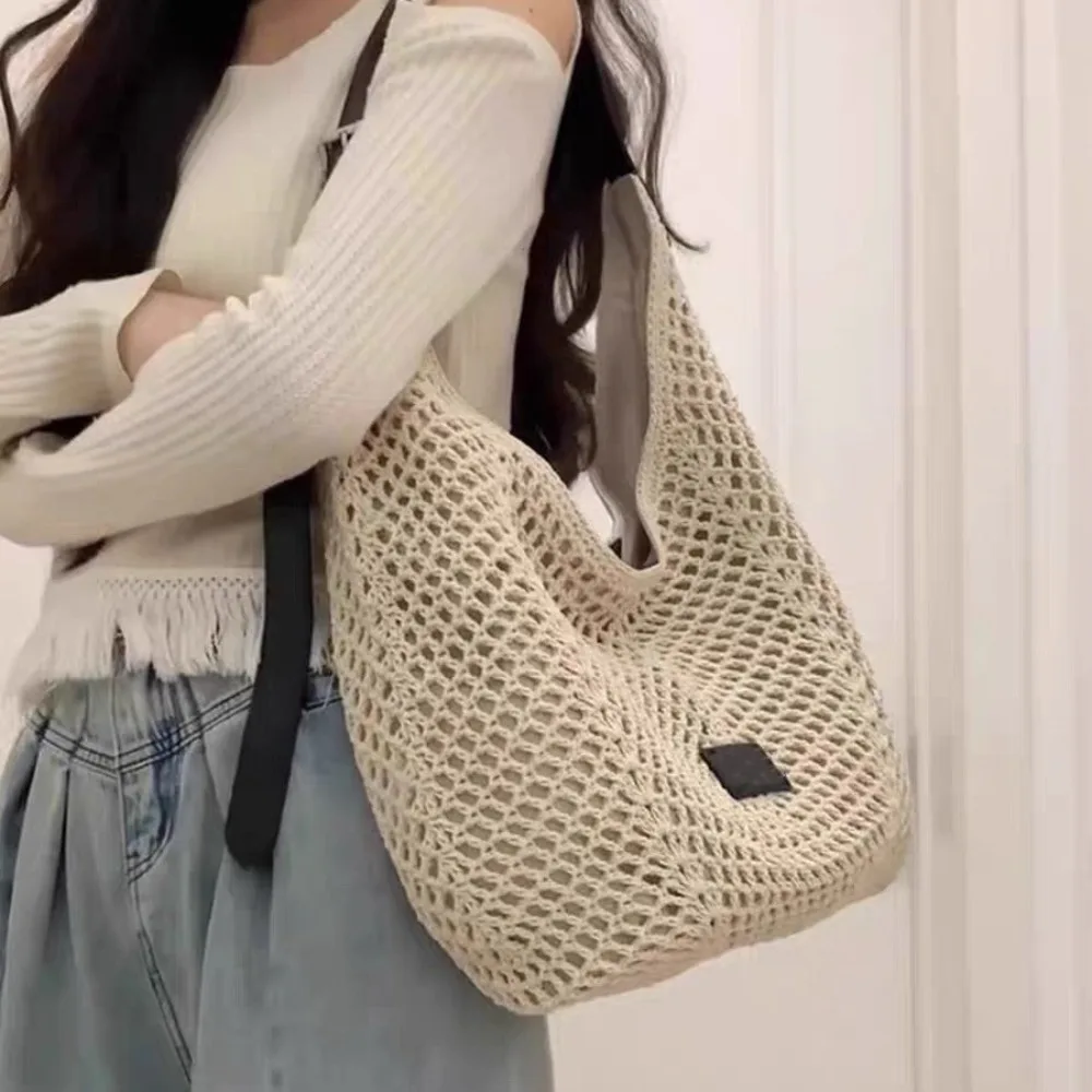 

Пляжная сумка для отпуска 2026: Корейская нишевая сумка-тоут с ажурным плетением, большая вместимость, можно носить на одном плече или через плечо