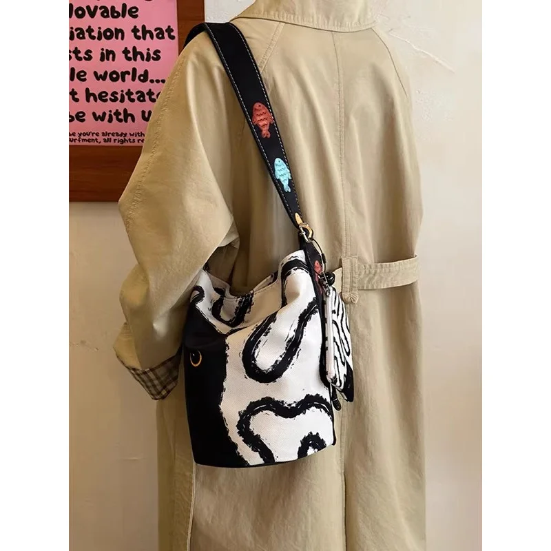 

2025 Korean Style Lazy Canvas Bag，Large Capacity Relaxed Fabric Bag，Design-inspired Niche Korean Style Casual Bucket Bag，New Lar