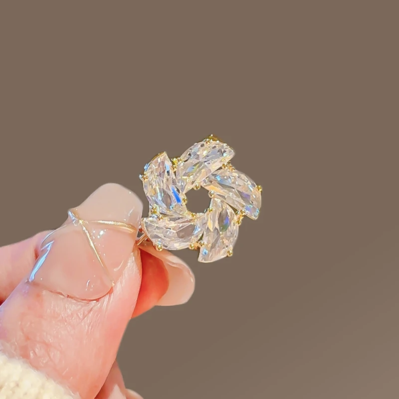 Mini Small Cubic Zircon Flower Brooches for Women Girls Temperament Corsage Elegant Lapel Pin Accessoeries Gifts