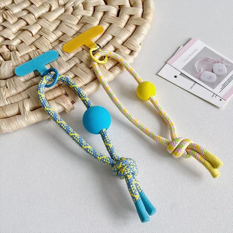 Buntes, geflochtenes Handy-Handgelenksband mit weichem Pompon für den täglichen Gebrauch, Reisen und Outdoor-Aktivitäten. – Detail 3