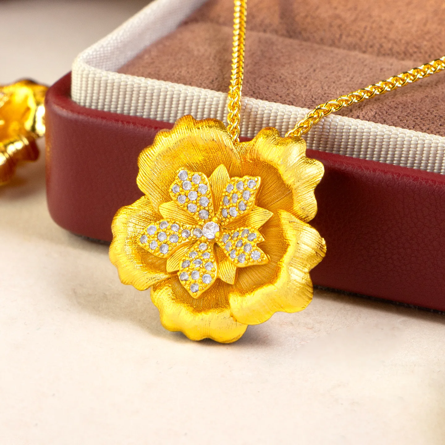 

Xiaohongshu's new 24K real gold flash brushed craft 9999 diamond flower pendant female niche design light luxury necklace