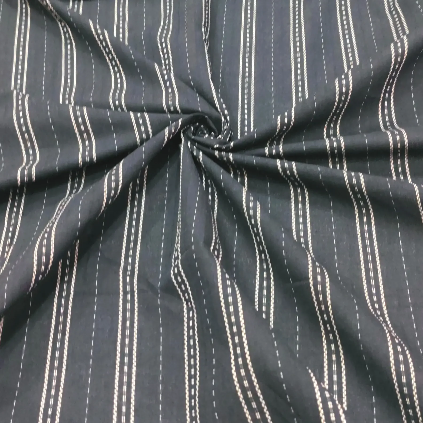 مصنع توريد CVC غزل مصبوغ شريط أسود أبيض نسيج للملابس والأحذية والقبعات مخزون جاهز