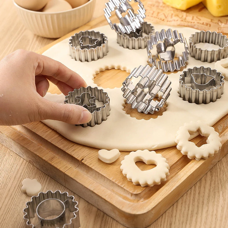 9Pcs/Set Stainless Steel Mini Christmas Cookie Cutters Set Christmas Tree Heart Snowflake Jingle Bell Gingerbread Mold