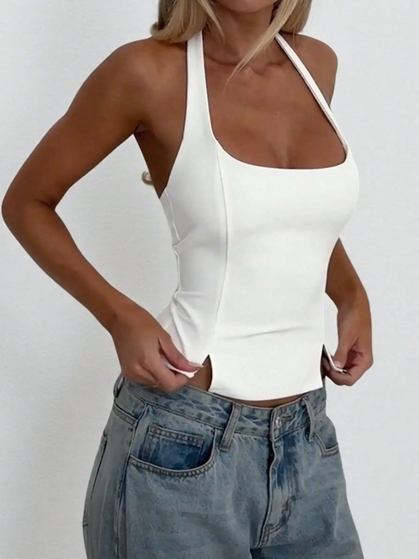 パーティートップ：新作ホルターネックタイフロントキャミトップ - ウエストシンチでスリムフィット、小さなスリットとローバックジッパー付き