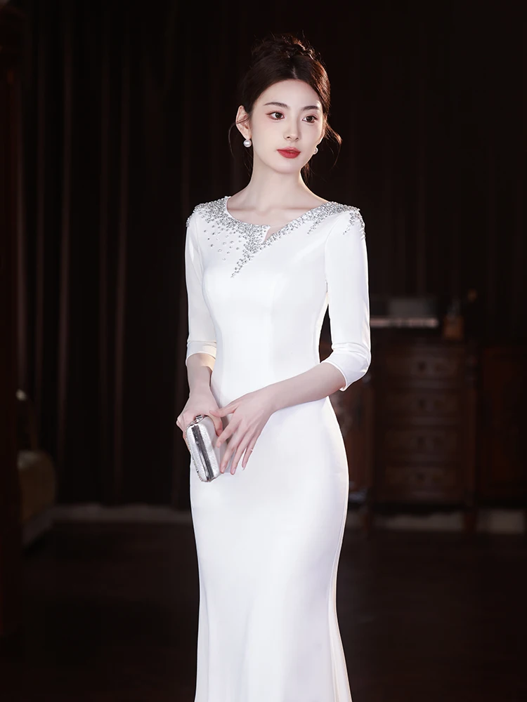 

Элегантное белое вечернее платье для женщин: простое, изысканное, класса люкс, для торжественных мероприятий и вечеринок, создающее атмосферу утонченности.