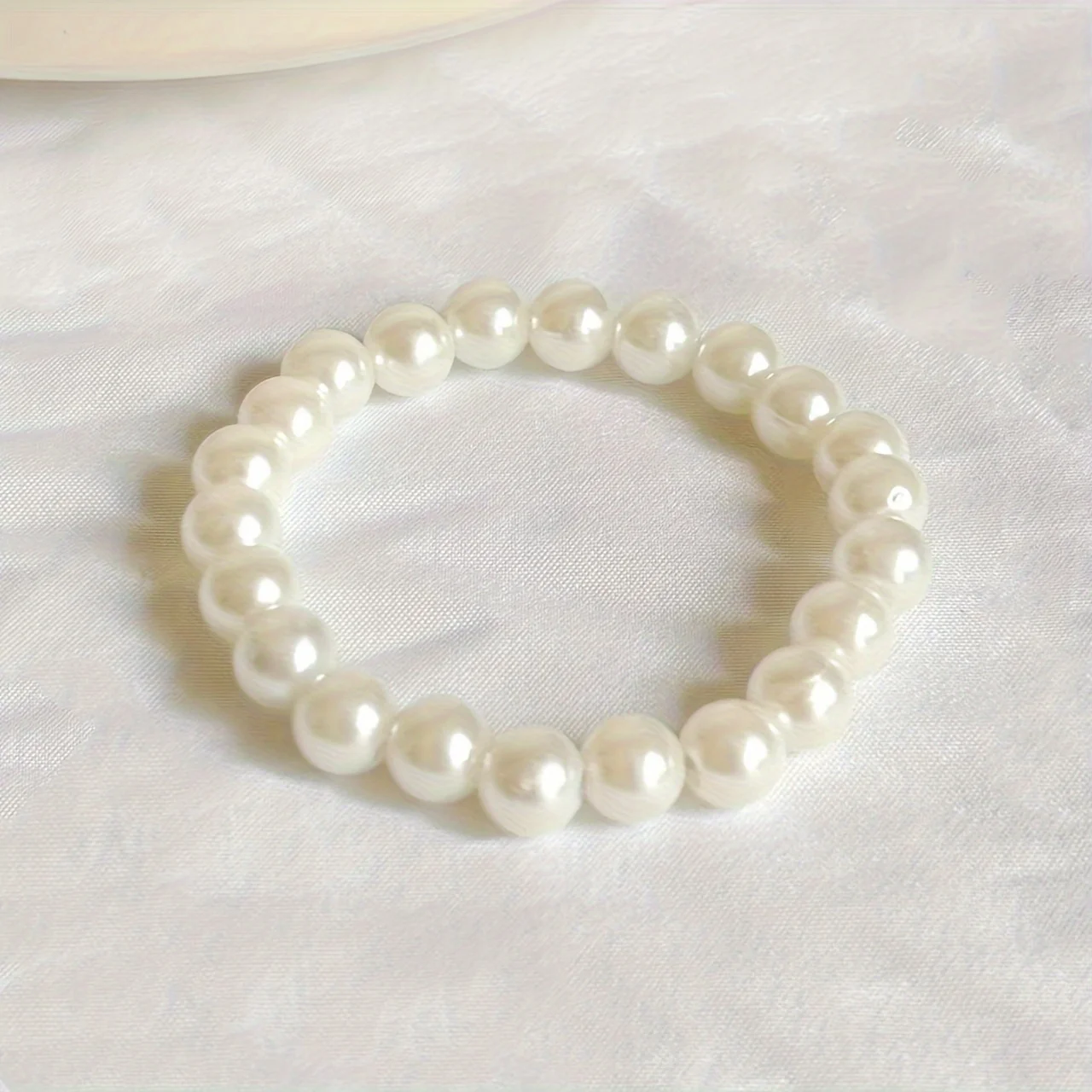 A Minimalist 8Mm Artificial Pearl Beaded Bracelet with Elegant Elastic Rope That Can Be Adjusted To Resemble A Pearl Bracelet
