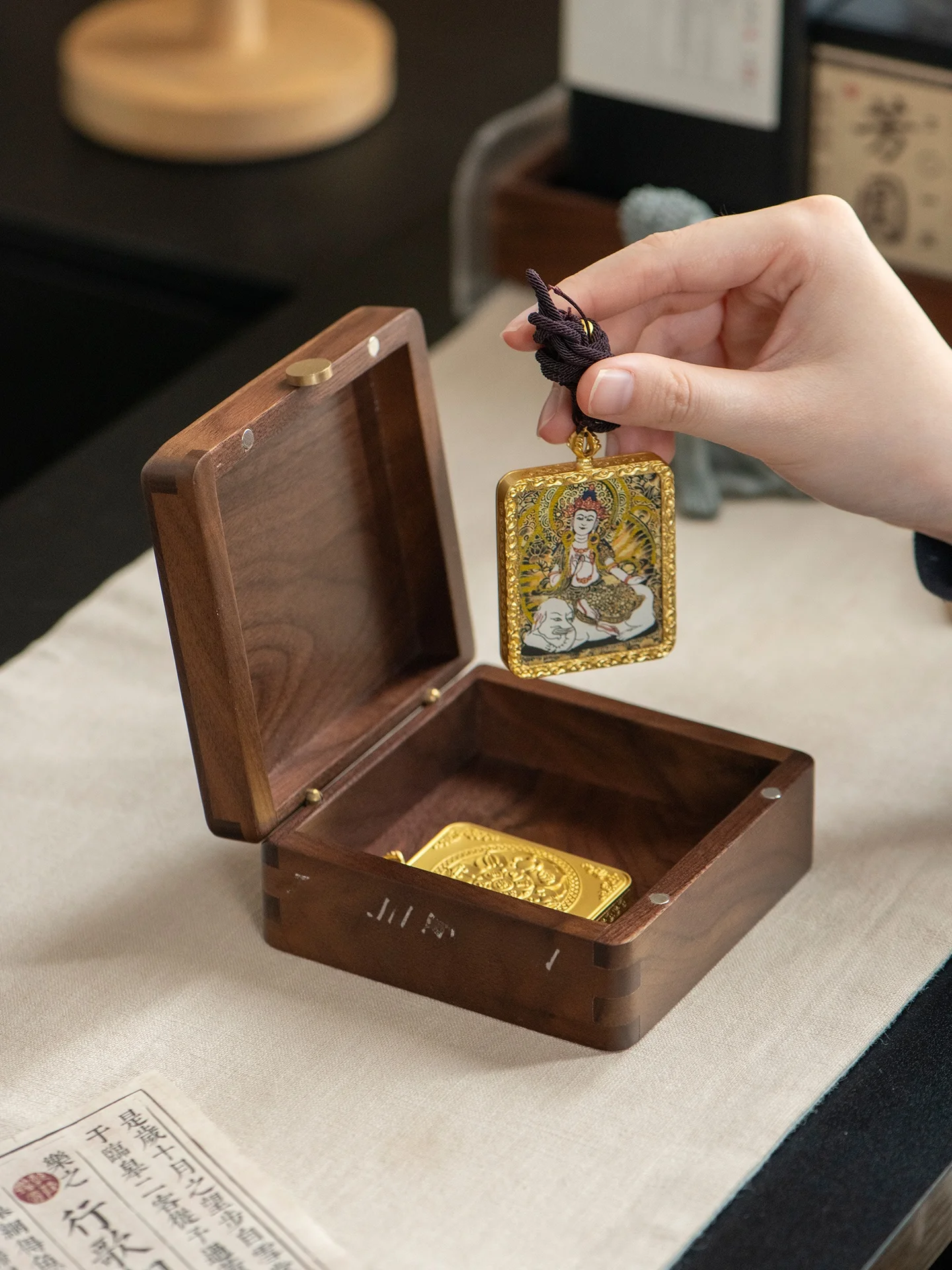 

Gold Pendant Nelace Storage Box Bla Walnut Wood Buddha Amulet Cord Tangka Painting Jewelry Case Vintage Sle Handmade