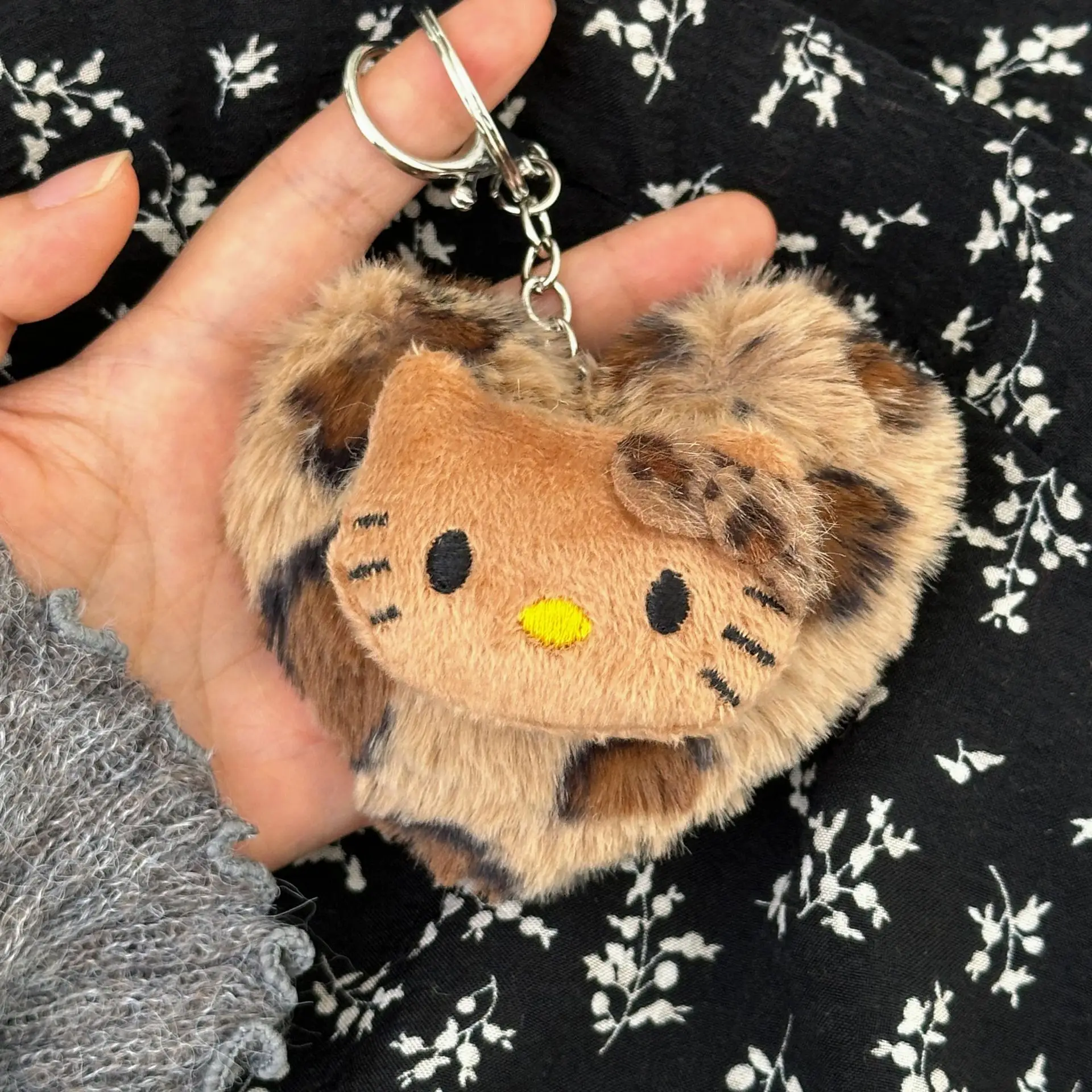 New Cute Original Black Leather Retro Leopard Print Hello Kitty Heart Plush Keychain Versatile Bag Exquisite Pendant