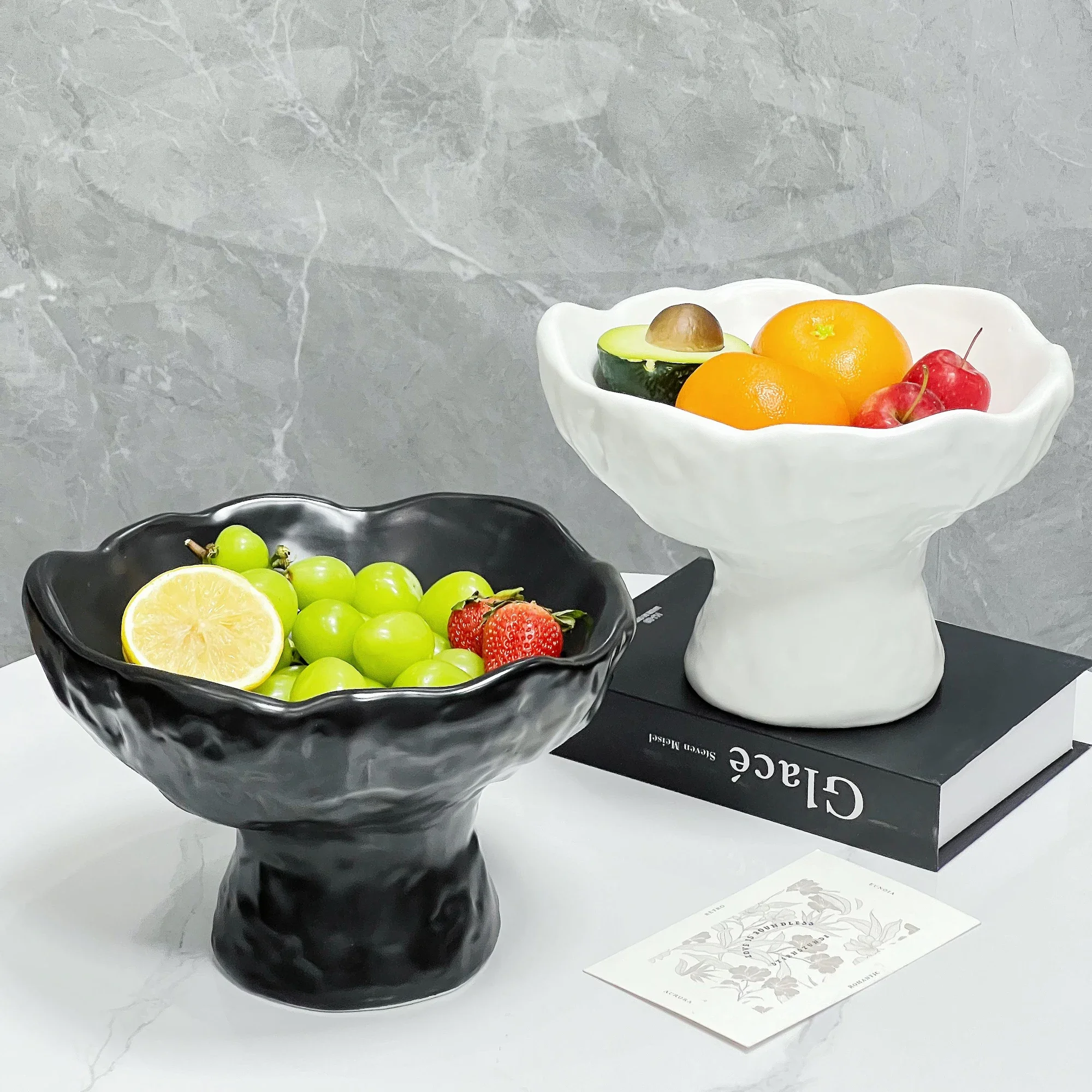 Retro fruit plate light luxury high-end snacks are placed on plates, household living room coffee table new ceramic high-footed