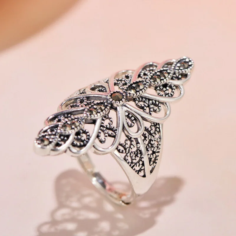 2023 New Retro and Fashionable Palace Style Hollowed Out Petal Women\'s Ring Jewelry