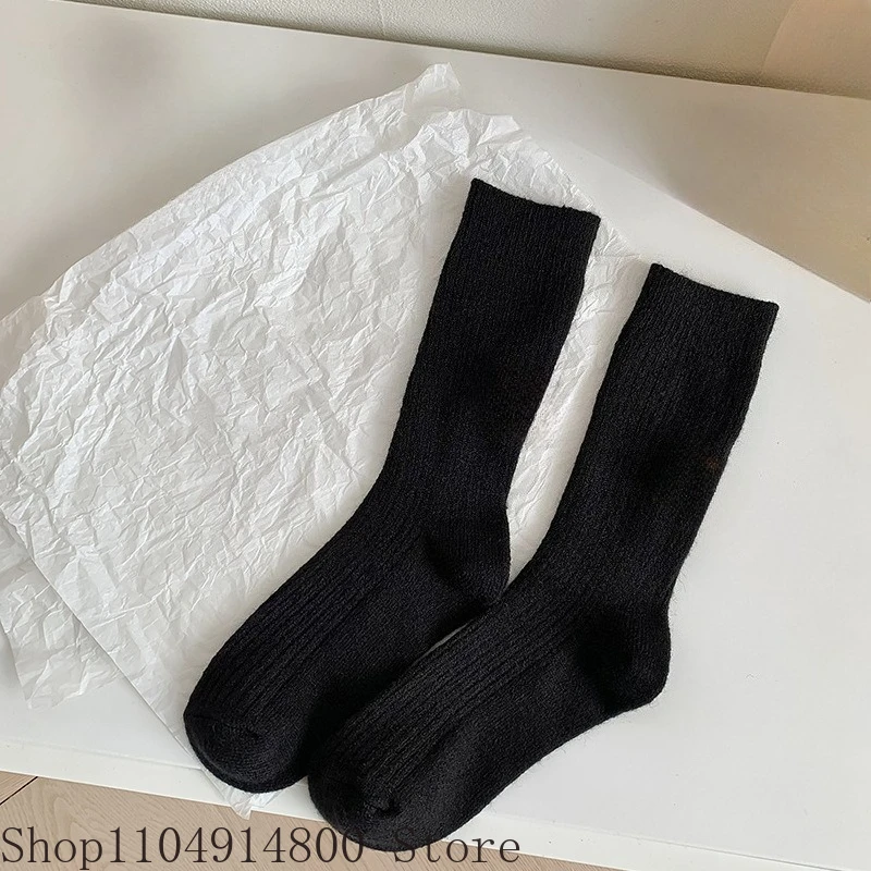 زوج واحد من الجوارب الشتوية السميكة الدافئة، جوارب متوسطة الأنبوب بلون سادة، جوارب نسائية كاجوال من جلد الغزال، يتم ارتداؤها في الطقس البارد #1