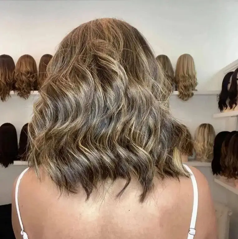 Perucas de luxo luz castanha marrom perucas dianteiras do laço sintético para as mulheres destaque onda do corpo peruca feminina ombro fibra morena