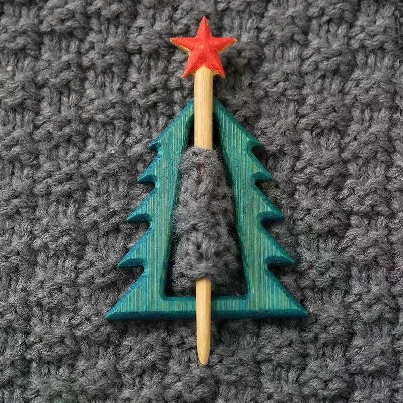 Retro Umbrella Dancing Piggy Wooden Brooch Maple Leaf Bunny Animal Sweater Pin Christmas Tree Bird Kitty Scarf Buckle Girl