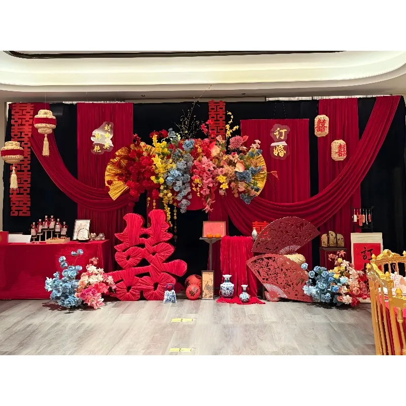The engagement banquet is decorated with high-end red fabric, the background wall is simple and atmospheric