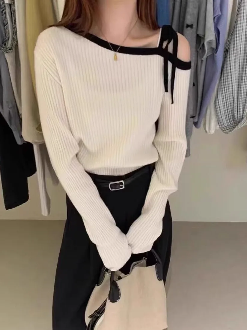 Biały sweter z odkrytymi ramionami, długi rękaw, dzianinowy, damski, dopasowany krój, modny, kolorowy, szykowny top, trendy koreański styl, elegancki, do pracy, modny.
