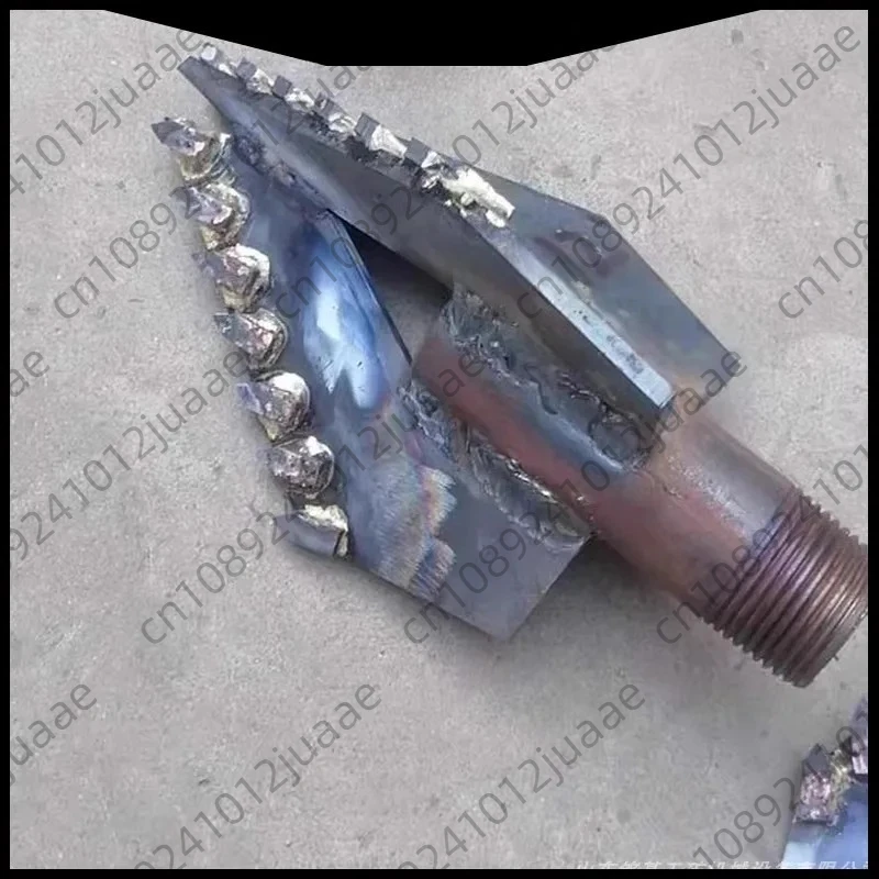 

Индивидуальная небольшая буровая установка для водяных скважин. Трехкрылое сверло из сплава, подходит для однодюймовой сверлильной трубы в почве и песчаном слое.