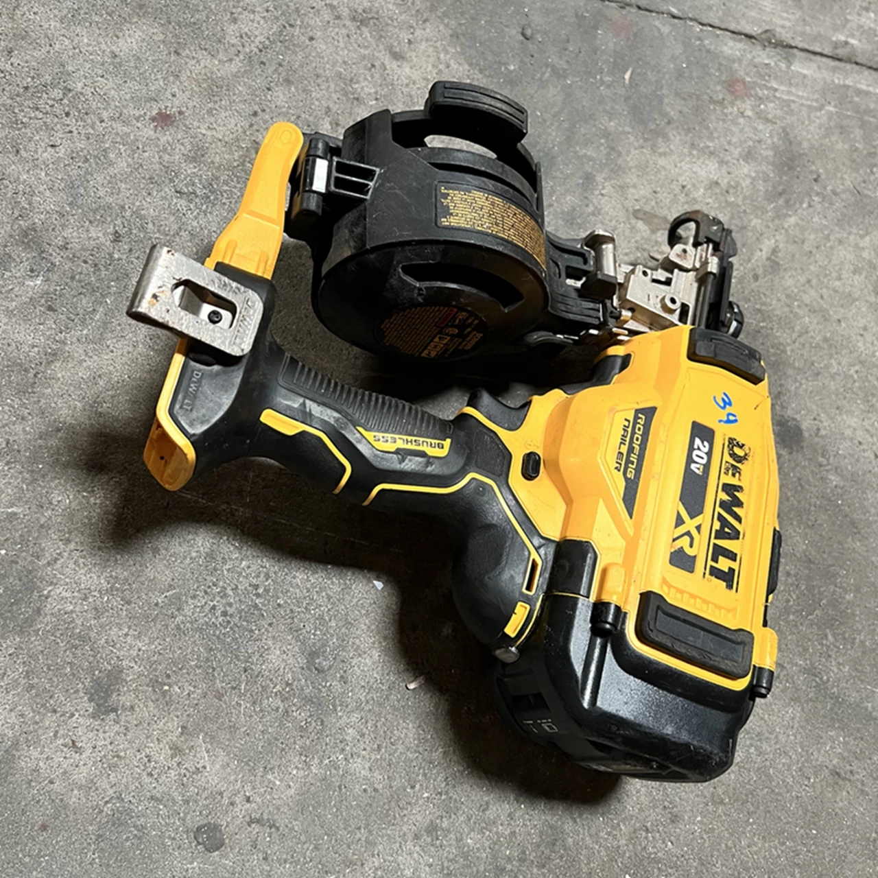 DEWALT DCN45RN 20V MAX Lithium-Ion 15-Degree Cordless Roofing Nailer,USED,SECOND HAND