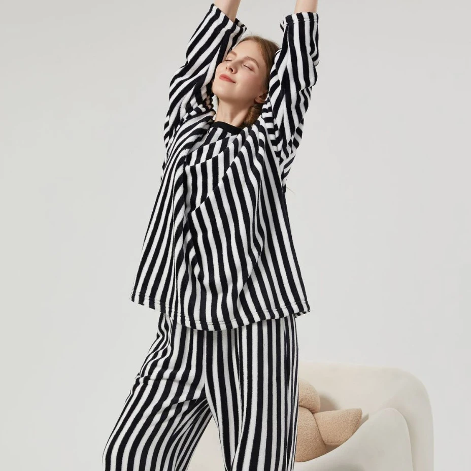 

Черно-белый полосатый пижамный костюм, теплый коралловый флис, верхние брюки, одежда для дома из 2 предметов, осенне-зимняя новая одежда для сна, женская домашняя одежда