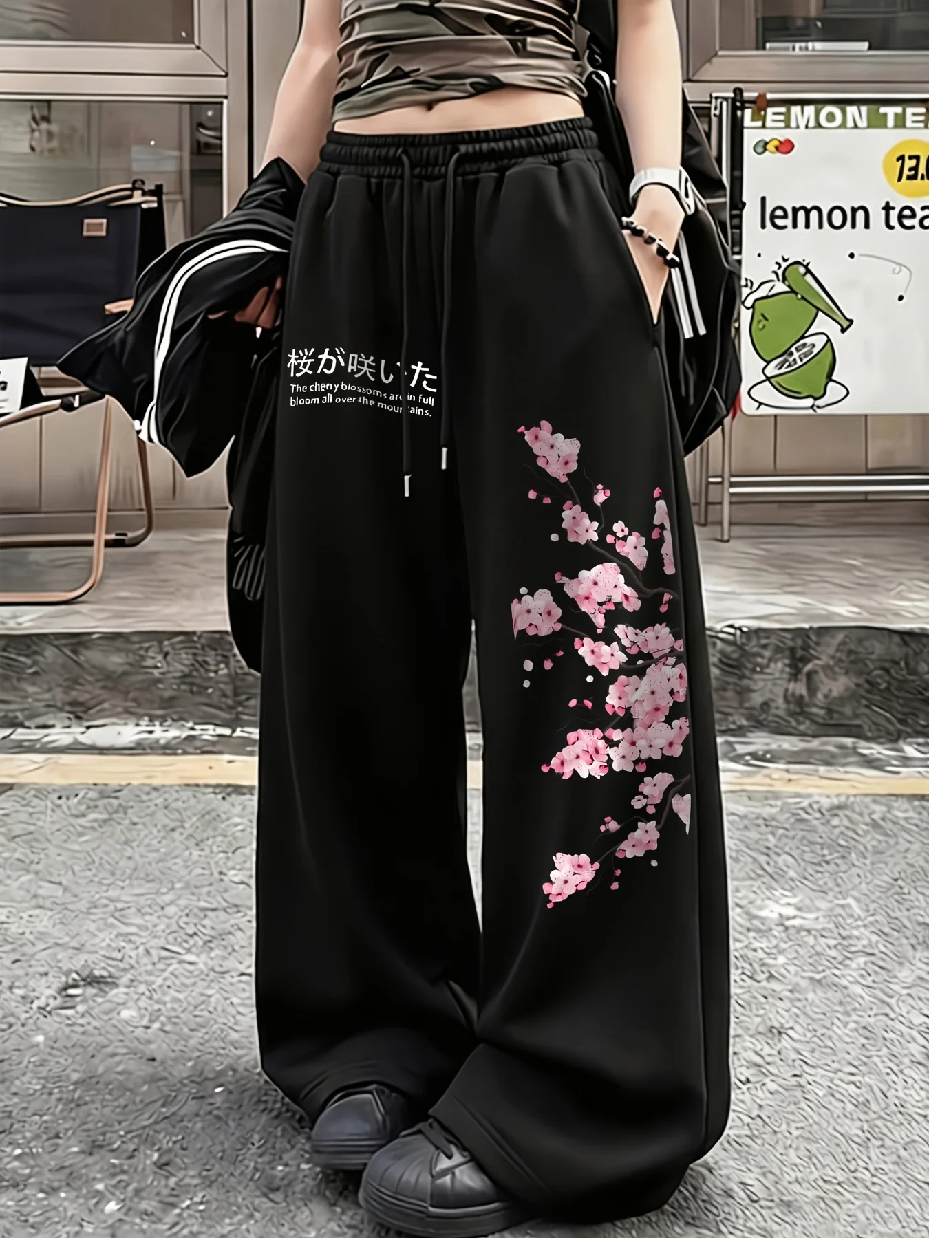 Neue Damen-Plus-Size-Hose mit Kirschblüten-Print, Fleece, elastischem Bund, geradem Bein, modisch und vielseitig. – Detail 3