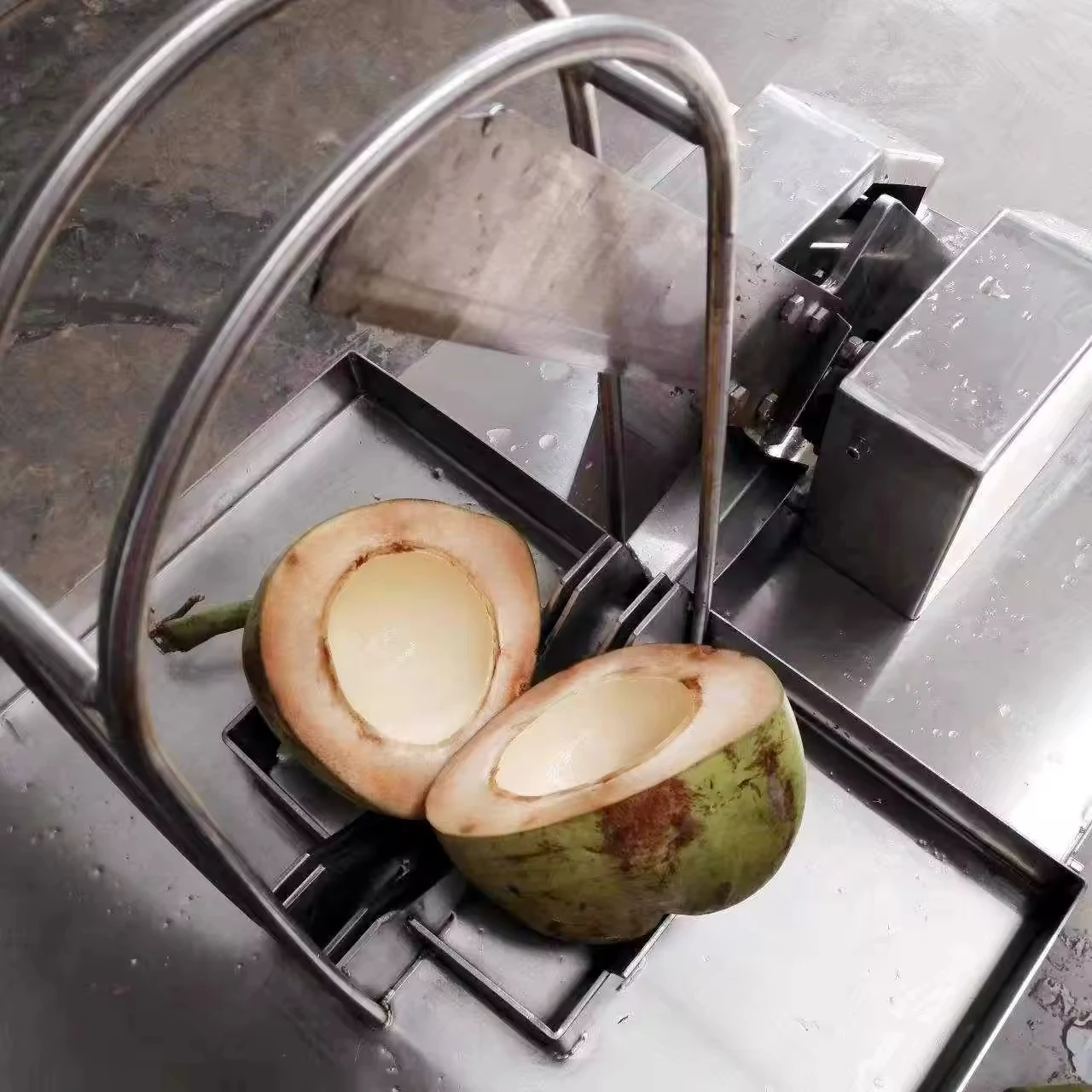 For 2026 Automatic Green Coconut Half Cutting Opening Machine Coconut Cutting Fresh Coconut Water Extracting Machine