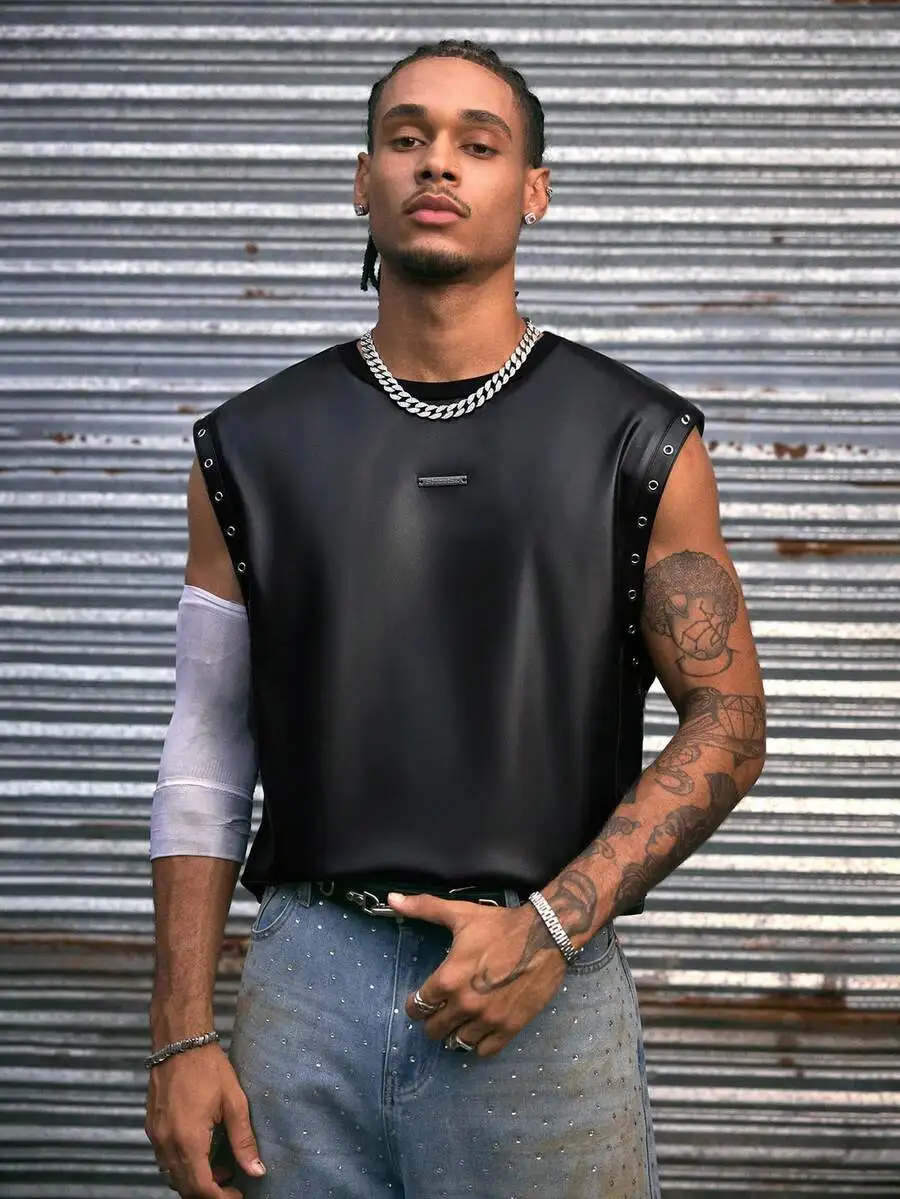 

Мужской черный топ без рукавов с круглым вырезом, декорированный заклепками и минималистичной отделкой спереди